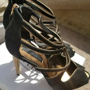BCBG MAXAZRIA HEELS BLACK AND GOLD sz9